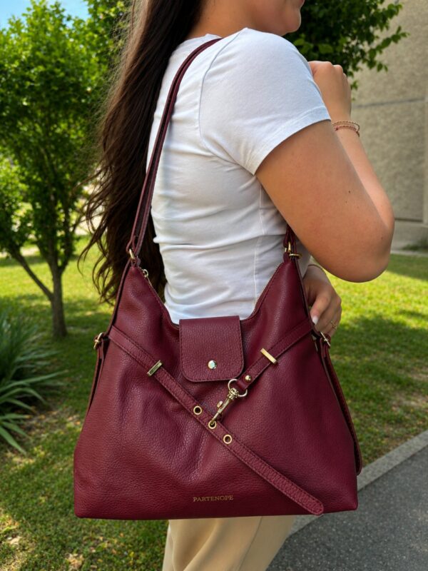 Geantă crossbody din piele naturală bordo – VELMIRA Geantă crossbody din piele naturală bordo – VELMIRA
